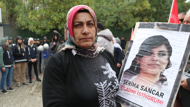 Van'da evlat eylemine katılan anne: Çocuklarımızın kalemini kırıp yerine silah veriyorlar