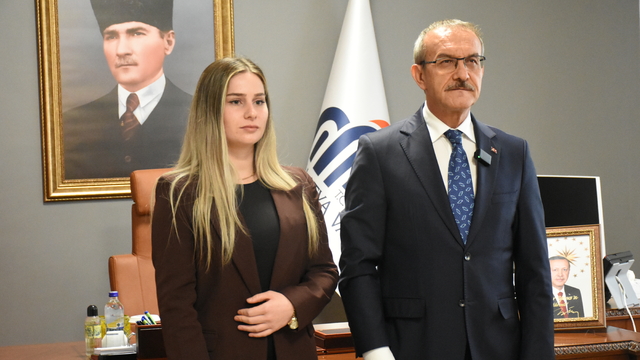 Malatya'daki depremde engelli öğrenciyi kucağında taşıyan öğretmene başarı belgesi verildi
