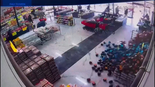 Elazığ'da deprem sırasında kuaför dükkanındaki panik kamerada (2)