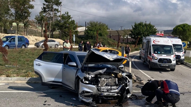 Kırklareli'nde taksi ile otomobilin çarpıştığı kazada 4 kişi yaralandı