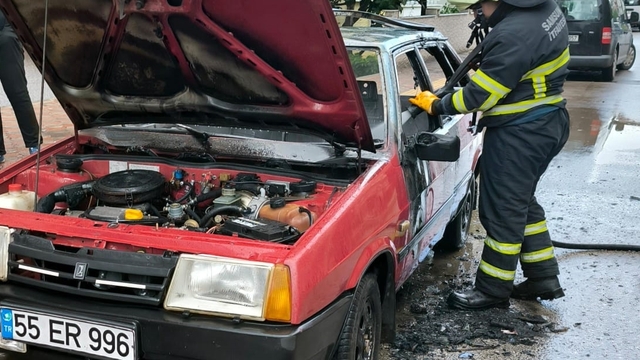 Samsun'da park halindeki otomobilde yangın çıktı