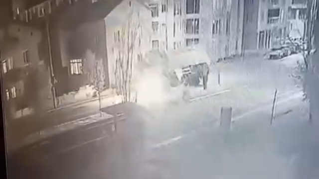 Sivas'ta sac yüklü TIR'ın devrilme anı kamerada