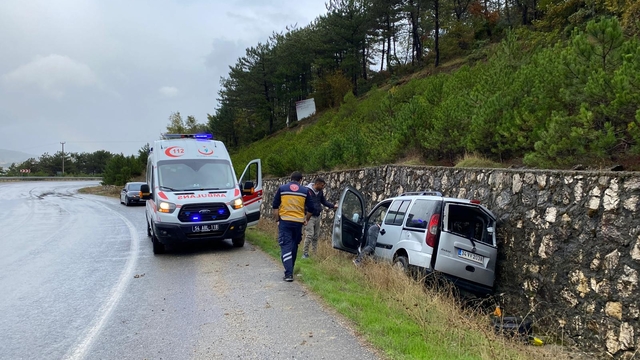 Taraklı'da istinat duvarına çarpan hafif ticari aracın sürücüsü yaralandı