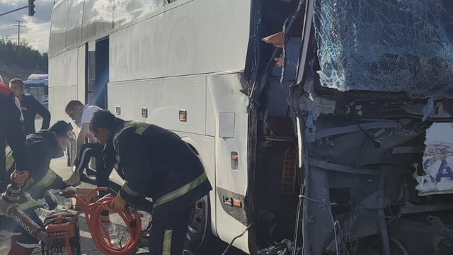 Afyonkarahisar'da yolcu otobüsünün kamyona çarpması sonucu 20 kişi yaralandı