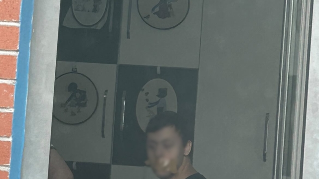 Down sendromlu öğrencinin ağzının koli bandı ile kapatıldığı fotoğrafa inceleme