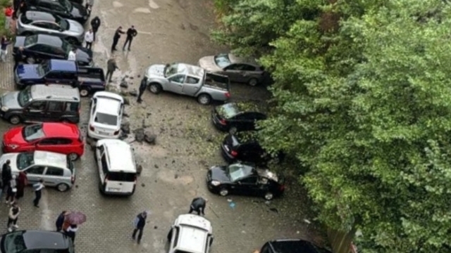 Artvin'de yamaçtan düşen kaya parçaları park halindeki 6 araca zarar verdi