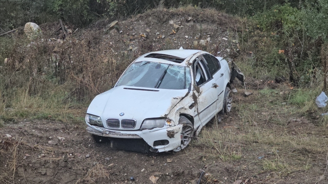 Karabük'te şarampole devrilen otomobildeki 2 kişi yaralandı