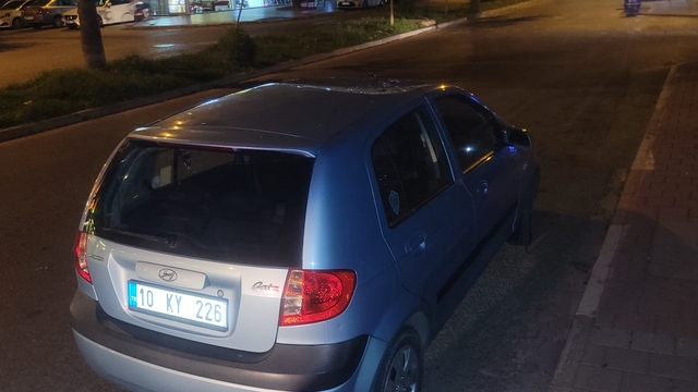 Alev alan sokak lambası otomobilin üzerine düştü; o anlar kamerada