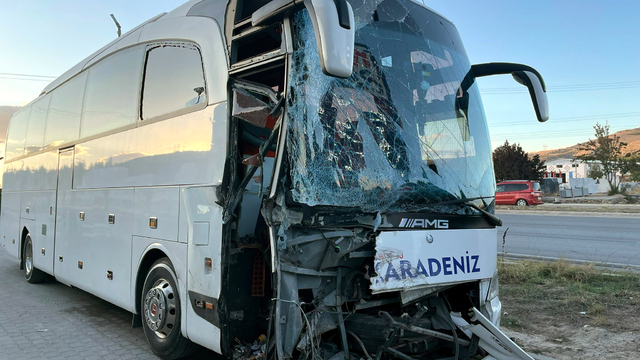 Afyonkarahisar'da yolcu otobüsü ile kamyon çarpıştı: 1 ölü, 19 yaralı