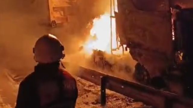 Otoyolda TIR'ın alev alev yanması kamerada