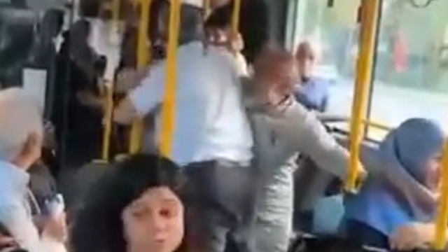 Otobüs şoförü ile yolcunun 'Durakta durmadın' kavgası kamerada