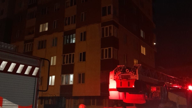 Bandırma'da apartmanın çatı katında çıkan yangın söndürüldü