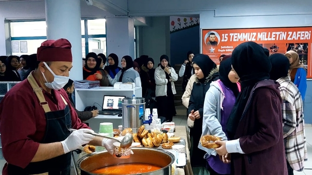 Şarkışla'da imam hatip lisesi öğrencileri sabah namazında camide buluştu
