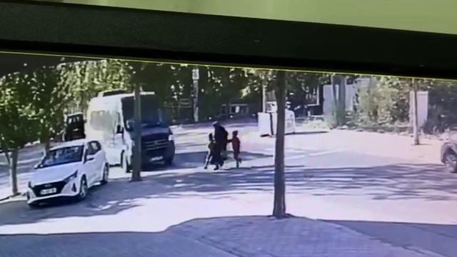 Yaya geçidinde minibüsün çarptığı anne ile ikizleri yaralandı; kaza kamerada