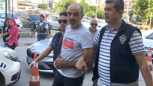 Mersin'de muhtarın evini ve aracını kurşunlayan 2 kişi tutuklandı
