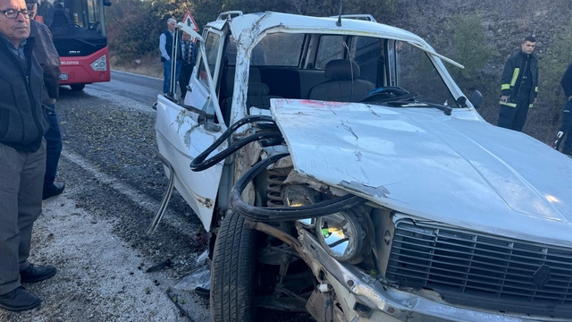 Akhisar'da otomobilin traktör römorkuna çarptığı kazada 3 kişi yaralandı
