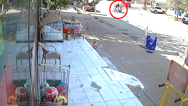 Motosiklet, yola fırlayan çocuğa çarptı; kaza kamerada