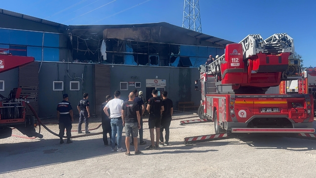 Antalya'da bir depoda çıkan yangın hasara neden oldu
