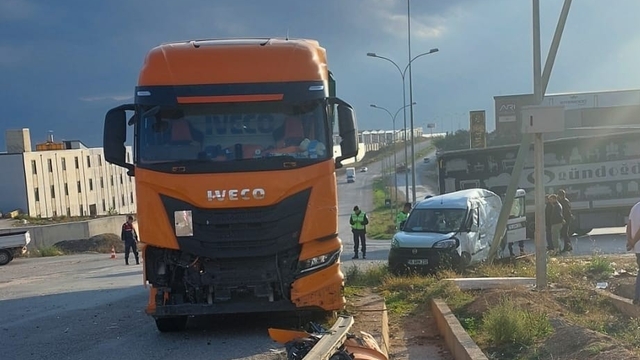 Bursa'da TIR, hafif ticari araca çarptı; o anlar kamerada