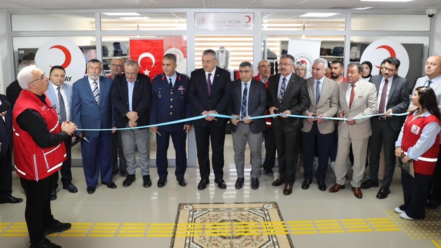 Amasya'da öğrenciler için Kızılay Butik açıldı