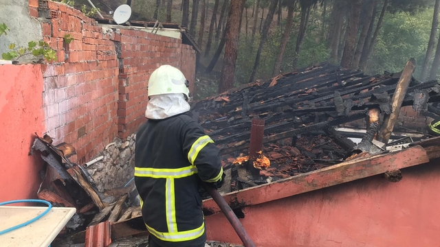 Evde çıkan yangın, bitişiktekine de sıçradı