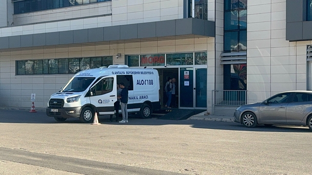 Antalya'da darbedilen çiçekçi hayatını kaybetti