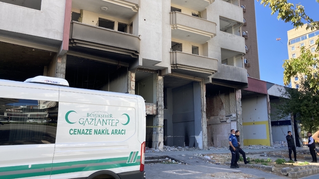 Gaziantep'te ağır hasarlı binada bir kişi ölü bulundu