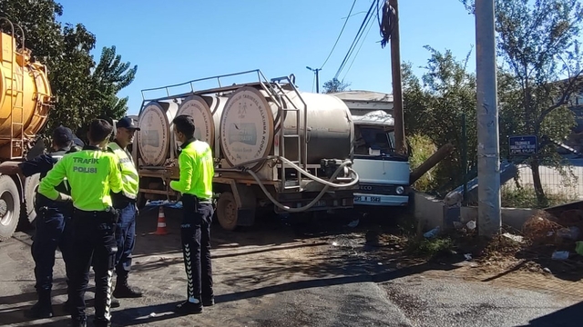 İzmir'de iki kamyonun çarpıştığı kazada 2 kişi yaralandı