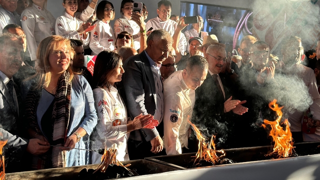 8'inci Uluslararası Adana Lezzet Festivali'nde dev mangal ateşi