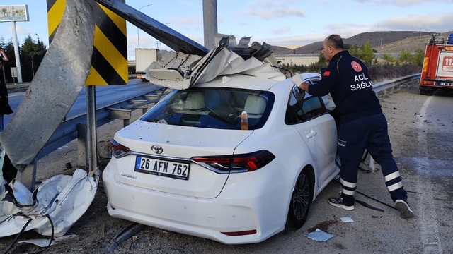 Afyonkarahisar'da bariyerlere çarpan otomobildeki 1 kişi öldü, 4 kişi yaralandı