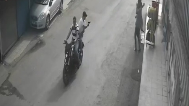 Adana'da, yolda yürüyen 2 kişiye silahlı saldırı kamerada