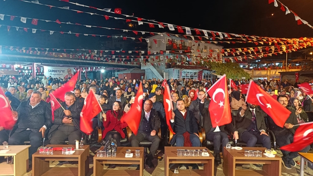 Sanatçı Uğur Işılak, Adana'da konser verdi
