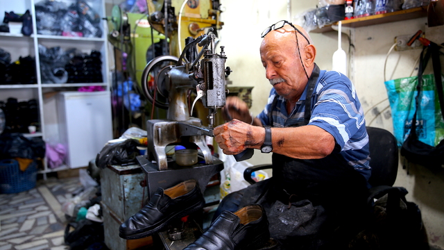 Hatay'da 76 yaşındaki Selim usta 60 yıldır aynı dükkanda ayakkabı tamir ediyor