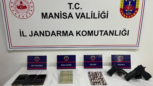Şehzadeler'de sentetik ecza ve ruhsatsız tabanca ele geçirildi