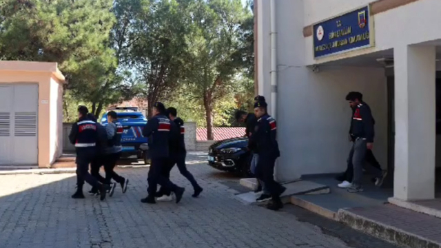 Göçmen kaçakçılarına operasyon; 3 tutuklama