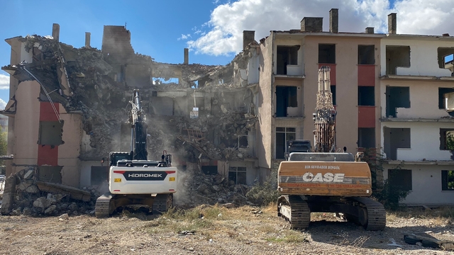 Elazığ'da depremlerde ağır hasar alan binalar kontrollü yıkılıyor
