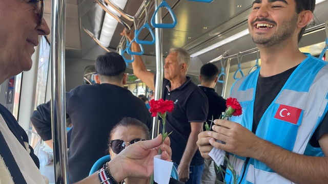 İzmir'de Genç Memur-Sen ve ADEM üyeleri kadınlara karanfil dağıttı