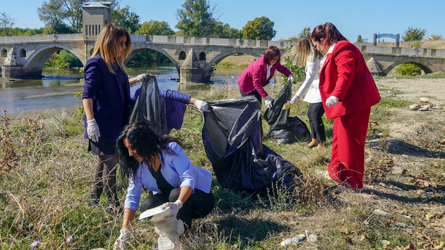 Edirne'deki kadın muhtarlar Tunca Nehri kenarındaki çöpleri topladı