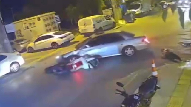 Motosiklet, otomobile çarptı: 1 ölü, 1 yaralı; o anlar kamerada