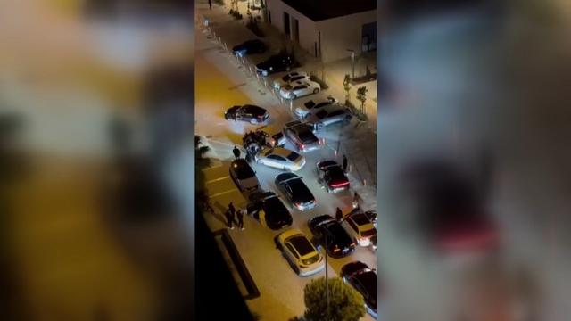 Çakarlı ve sirenli düğün konvoyu ile yolu trafiğe kapattılar