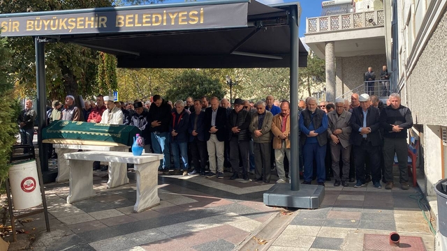 Aksaray'da devrilen tur otobüsünde ölen 4 kişinin cenazesi Balıkesir'de defnedildi