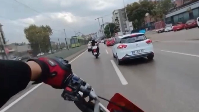Seyir halindeki motosikletin sürücüsü 'Hadi düşüyorum' dedi, kaza yaptı