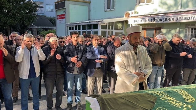 Tur otobüsü kazasında ölen kadın, Bandırma'da toprağa verildi