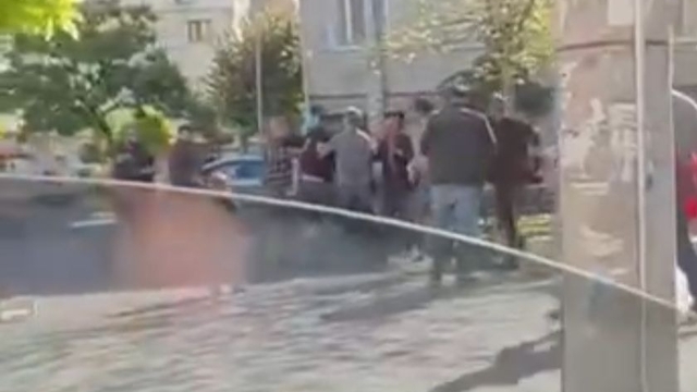 Parktaki borç- alacak kavgasını meraklı gözlerle izlediler; olay kamerada