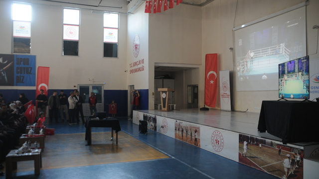 Milli boksör Nurselen'in şampiyonluğu Şırnak'ta dev ekranda izlendi