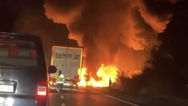 Seyir halindeyken motoru tutuşan TIR'ın alev alev yanması kamerada