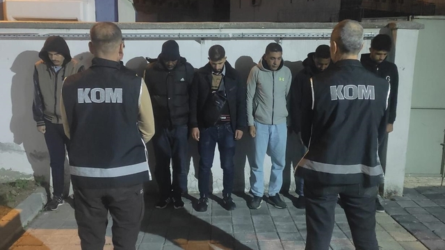 Balıkesir'de 7 düzensiz göçmen ve 2 göçmen kaçakçısı yakalandı