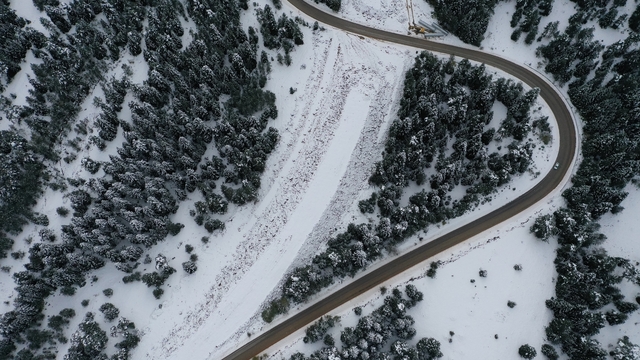 Kastamonu'da karla kaplanan ormanlar dron ile görüntülendi