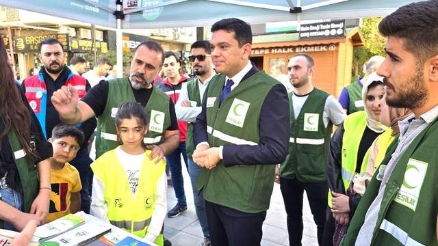 Kızıltepe Kaymakamı Abdullah Şahin'den Yeşilay standına ziyaret