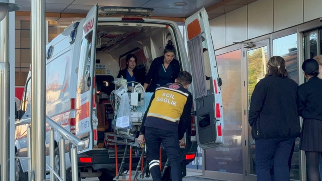 Yenidoğan çetesi soruşturmasında ruhsatı iptal edilen hastaneye 'kapalıdır' yazısı asıldı